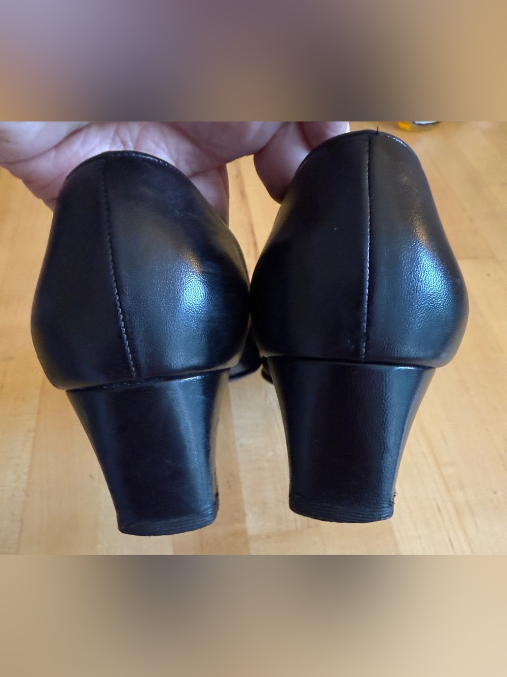 Salvatore Ferragamo Boutique Leather Black Chain Pumps Low Heels 8.5 AA Italy - Picture 6 of 13